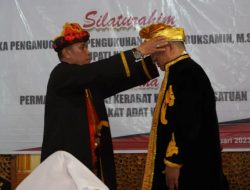 Ruksamin Diberi Gelar Kerabat Keluarga Adat Wakatobi 