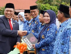 Ruksamin Serahkan Laptop dan Motor Kepada Tenaga Pengajar 