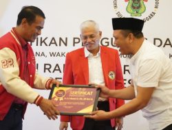 Ruksamin Terima Gelar Kehormatan IKA Unhas