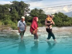 Air Sungai Meluap, Satlantas Polres Konut Selamatkan Warga Terjebak Banjir 