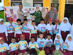 Polres Konut Distribusi Buku di SDN 5 Andowia
