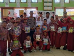 Polsek Asera Bagikan Buku di SDN 3 Andowia
