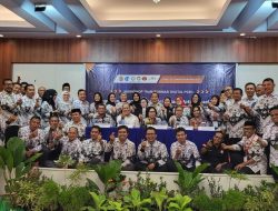 Ruksamin Bagikan Laptop Kepada Guru di Konut