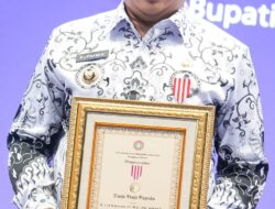 Kadis Pendidikan Konut Dampingi Ruksamin Terima Penghargaan Dwija Praja Nugraha