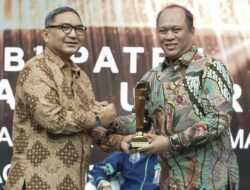 Kembangkan SDM Lewat Pendidikan, Ruksamin Terima Penghargaan Inovasi Membangun Negeri Dari TV One