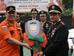 Ruksamin Serahkan Bantuan Mobil Operasional untuk Basarnas