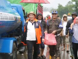 Ruksamin dan Abuhaera Salurkan Bantuan Sembako untuk Masyarakat Terdampak Banjir 