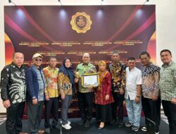 Ruksamin Terima Penghargaan UHC Dari Presiden RI