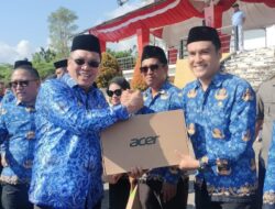 Ruksamin Serahkan Bantuan 287 Laptop kepada Guru di Konut