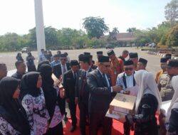 Peringatan HGN, Disdikbud Konut Serahkan Leptop untuk Guru