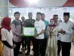 Bupati Konut Salurkan Paket Sembako dan Rp100 Juta untuk Rumah Ibadah