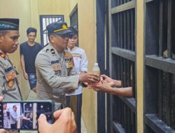 Sat Tahti Bagikan Takjil untuk Tahanan Polres Konut