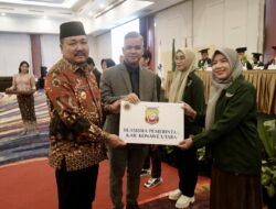 Safruddin Serahkan Beasiswa Mahasiswa STIE 66 Asal Konut