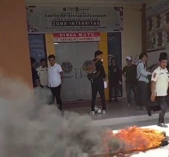 Massa dari GMA Sultra saat melakukan aksi demonstrasi di BPN Kota Kendari