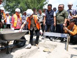 Bupati Ikbar Letakan Batu Pertama Pembangunan Kampung Nelayan Merah Putih
